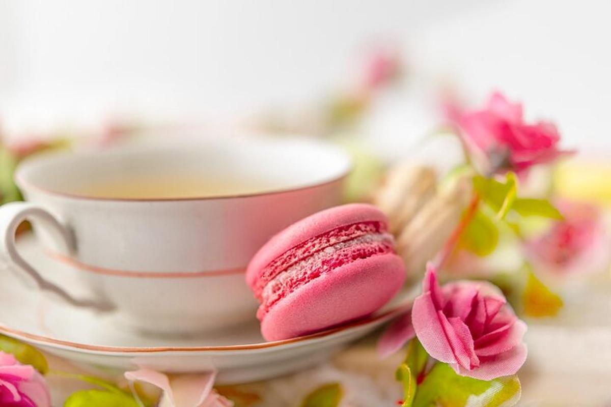 una tassa de cafè i galetes en un plat amb flors