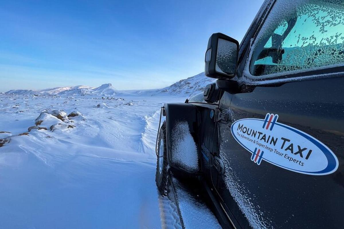 auto zaparkované ve sněhu se cedulí