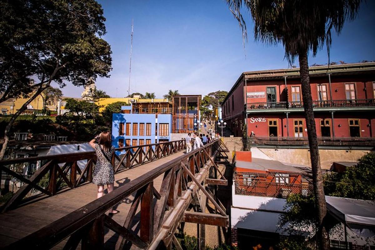 una nena petita dempeus sobre un pont de fusta