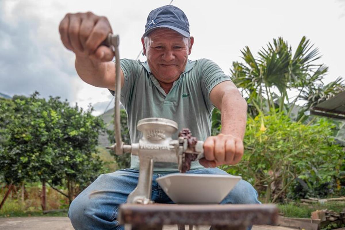 um homem está sentado em uma máquina de moer