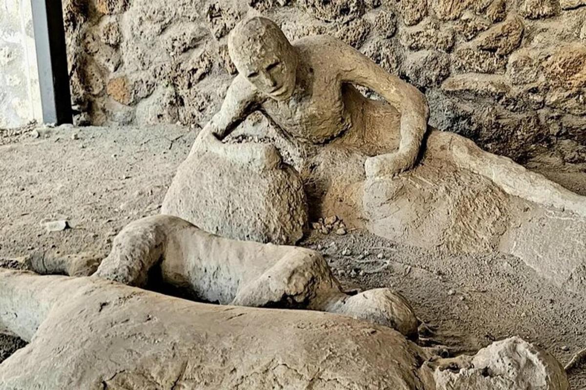 uma estátua de uma mulher sentada em uma rocha