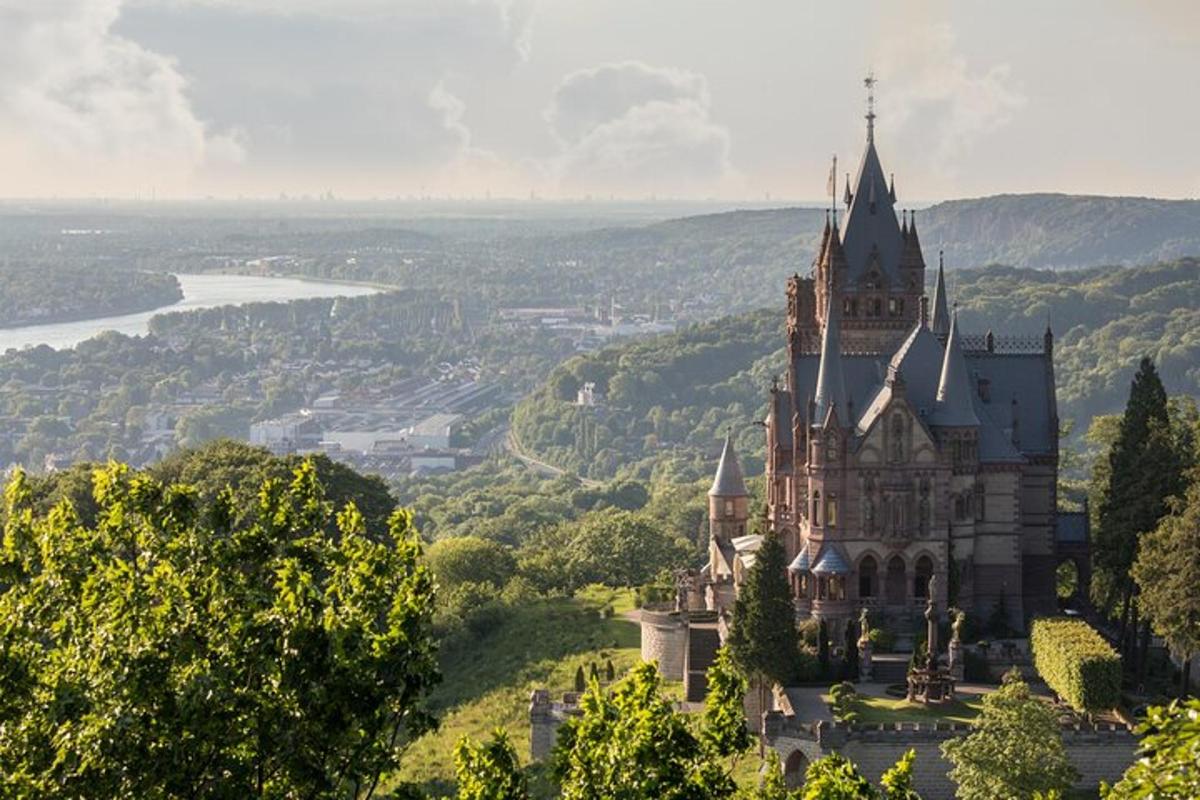 een kasteel op de top van een heuvel met uitzicht