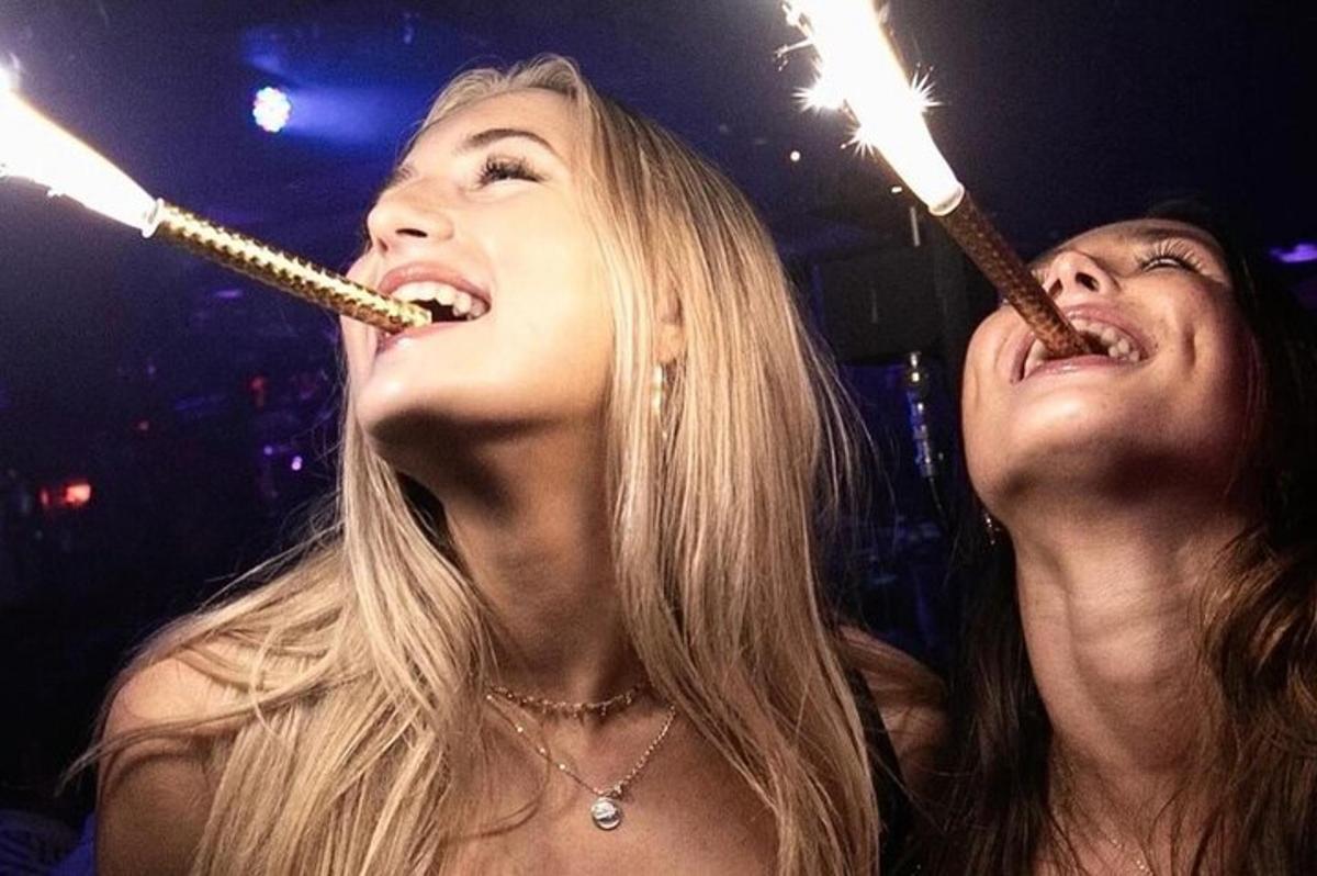 duas mulheres estão escovando os dentes com tochas