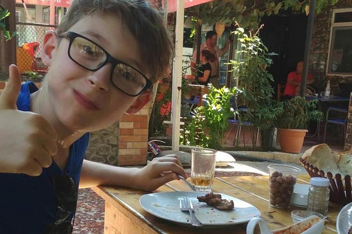 žena sedící u stolu s talířem jídla