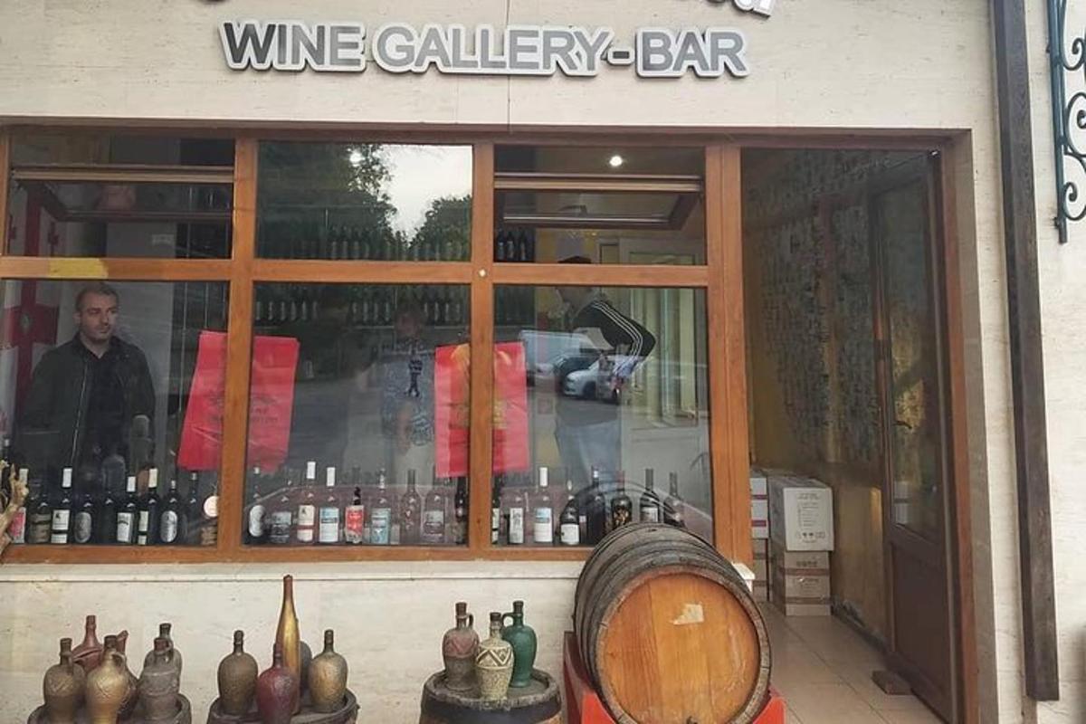 bar ve vinném sklepě s mužem stojící v okně