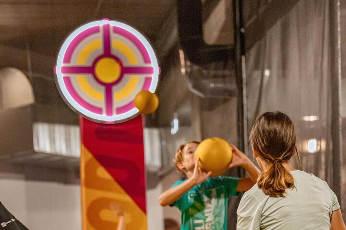 dvě ženy hrající basketbal s míči