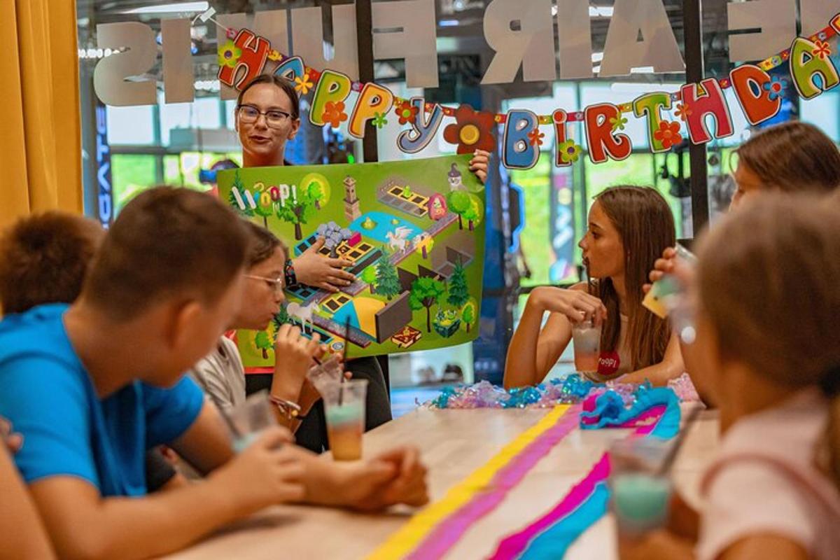 skupina lidí sedících u stolu s oslavou narozenin