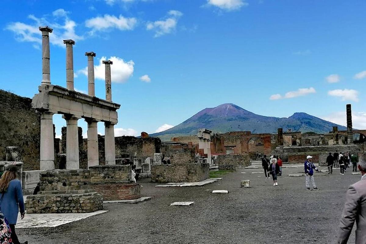 Un grupo de personas caminando alrededor de unas ruinas antiguas.
