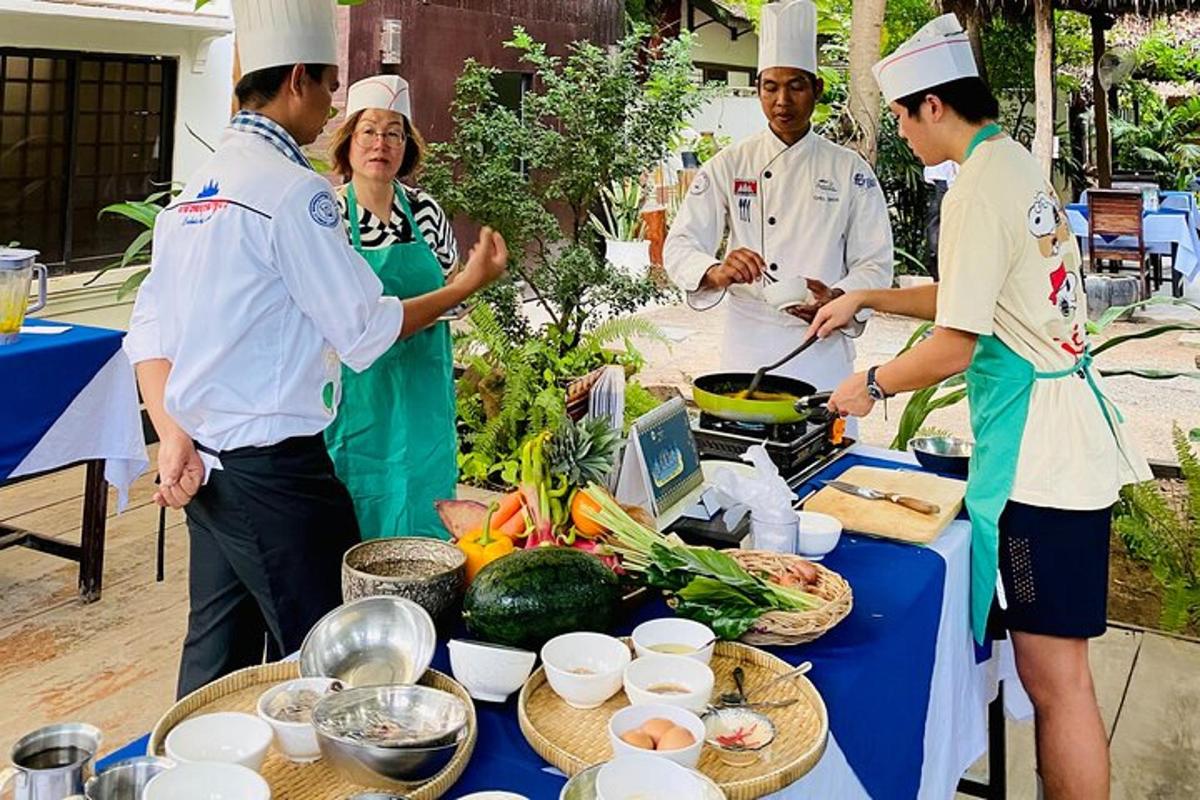 sekumpulan orang berdiri di sekeliling meja dengan makanan