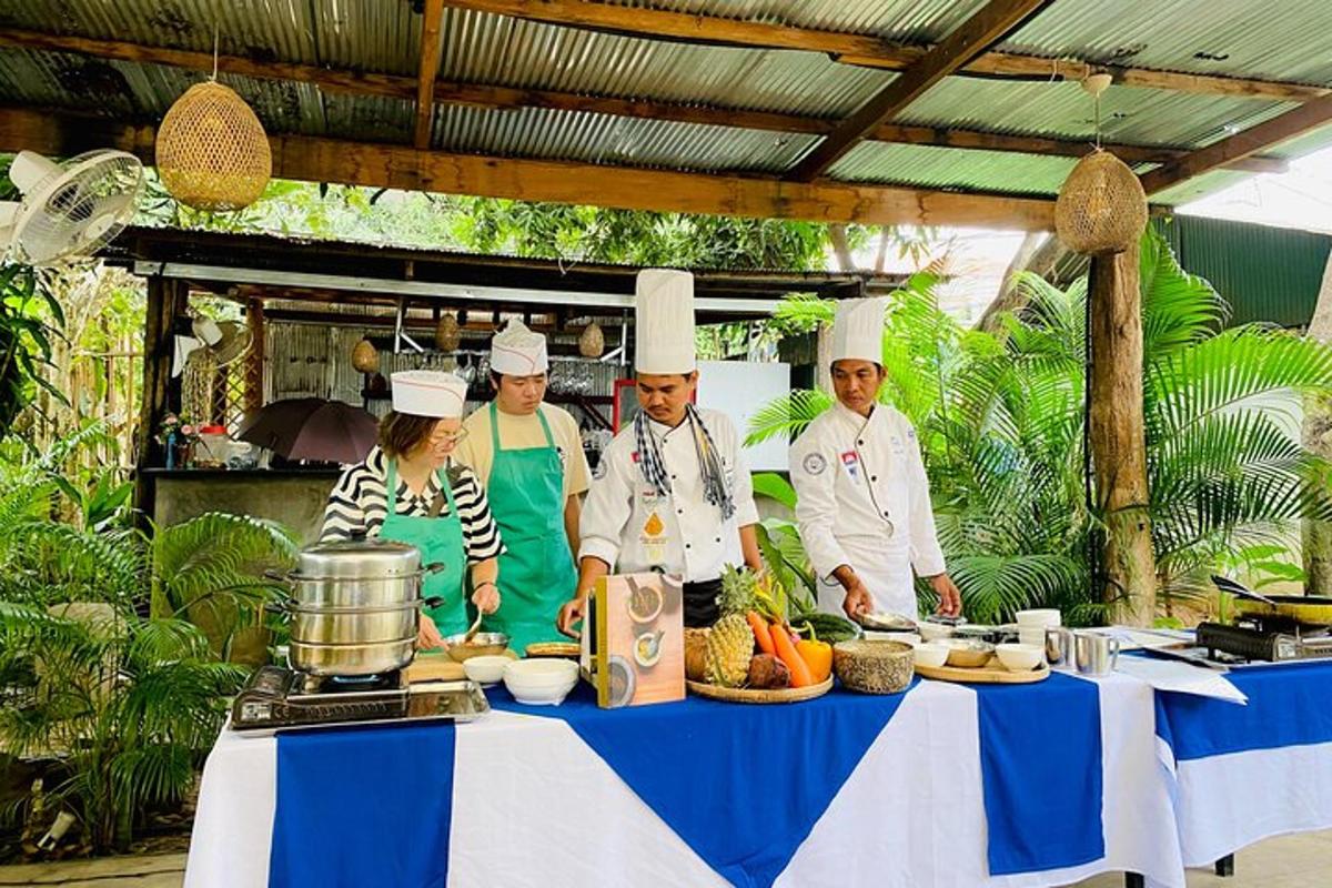 sekumpulan chef berdiri di hadapan meja