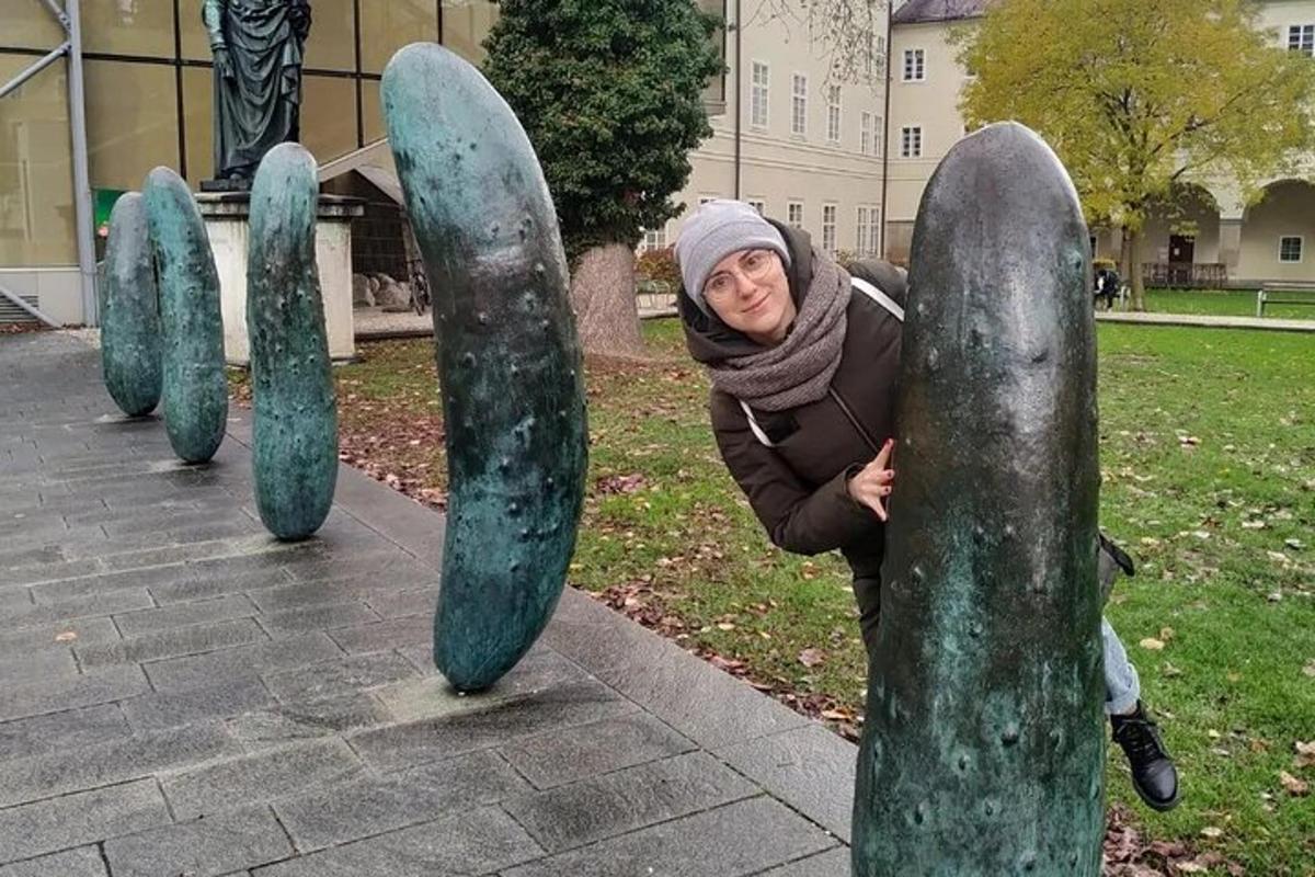 ženska stoji pred skulpturo