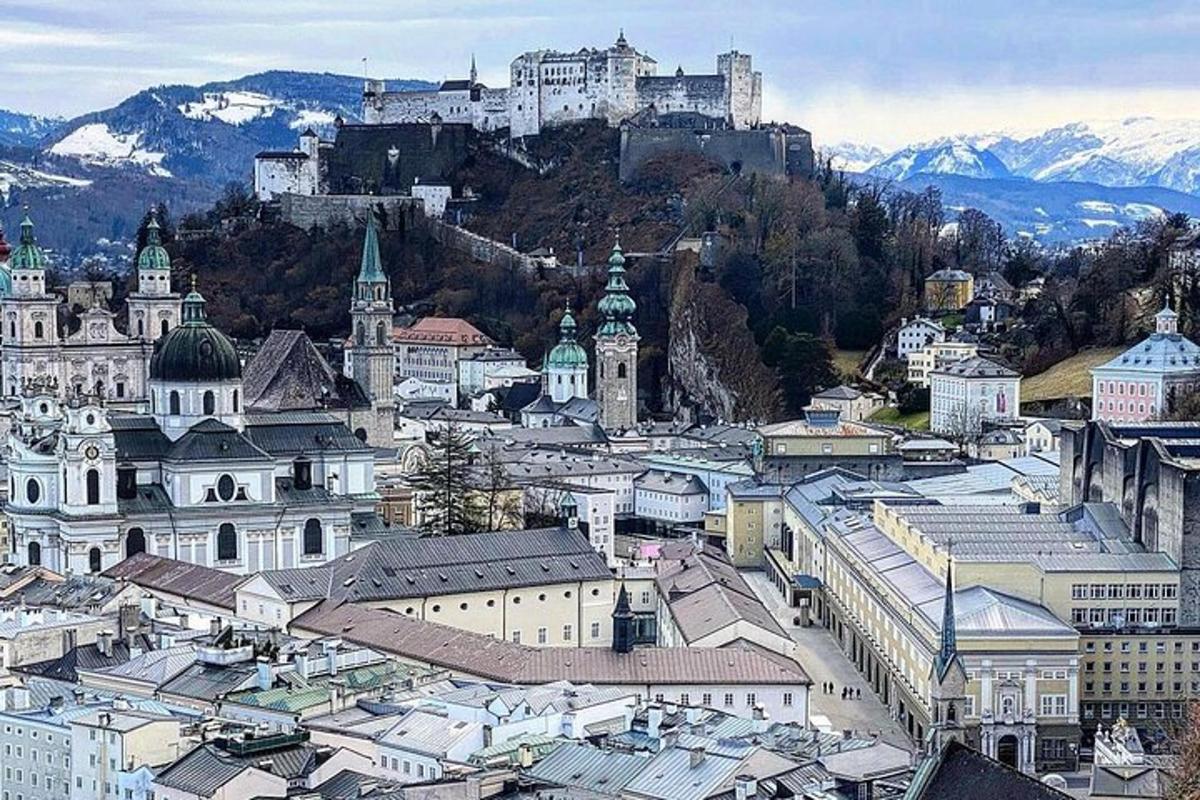 mesto z gradom na vrhu gore