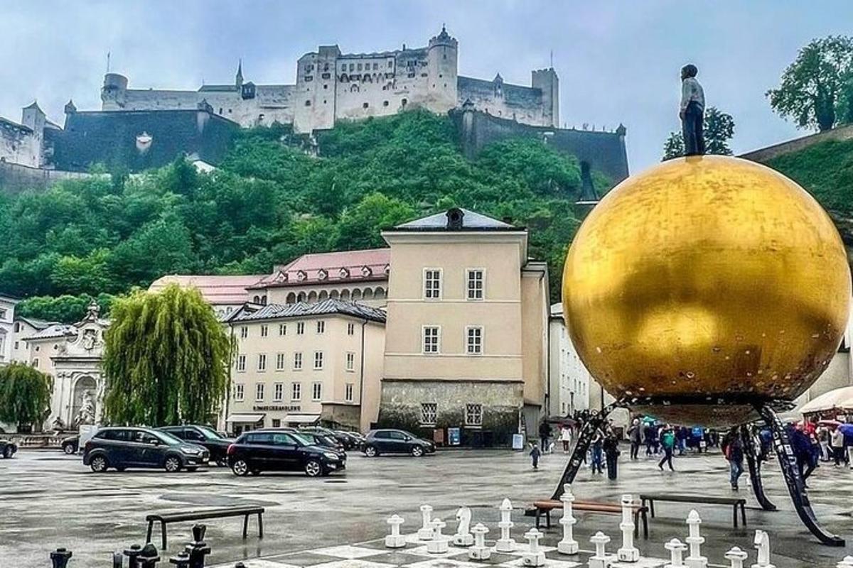 velika zlata krogla v mestu z gradom