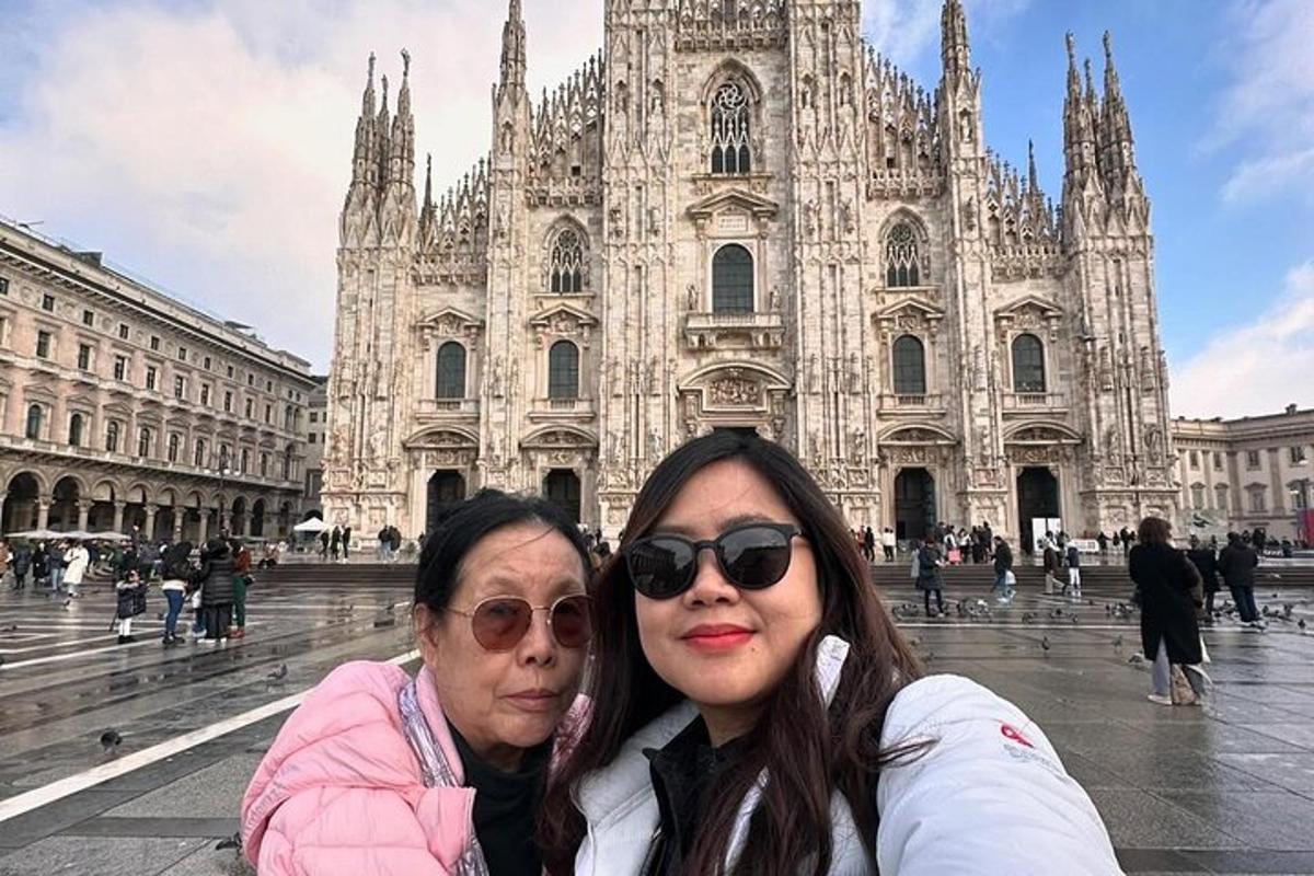 due donne in piedi davanti a una cattedrale