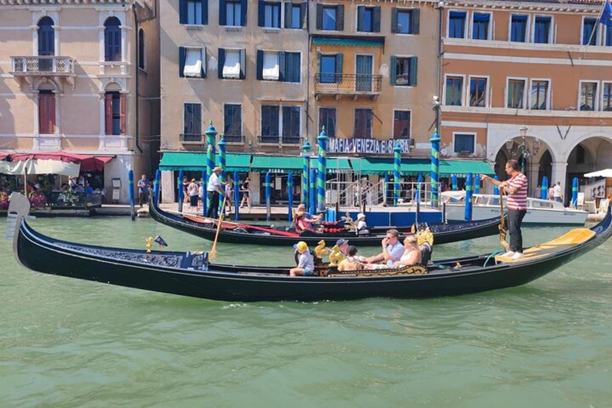 un gruppo di persone su una gondola in acqua
