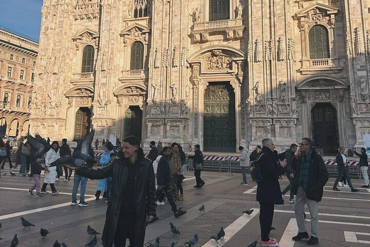 un gruppo di persone in piedi davanti a una cattedrale