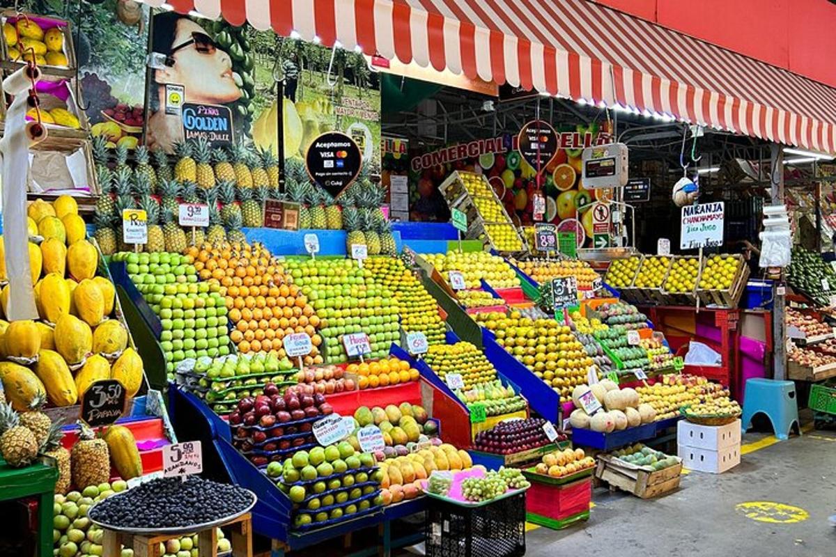 een markt met een heleboel fruit en groenten