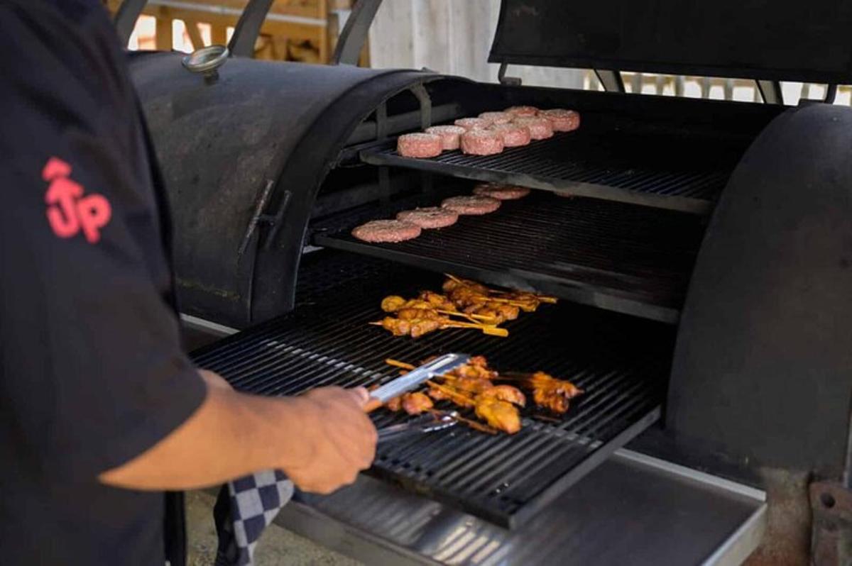 un uomo sta cucinando il cibo su una griglia