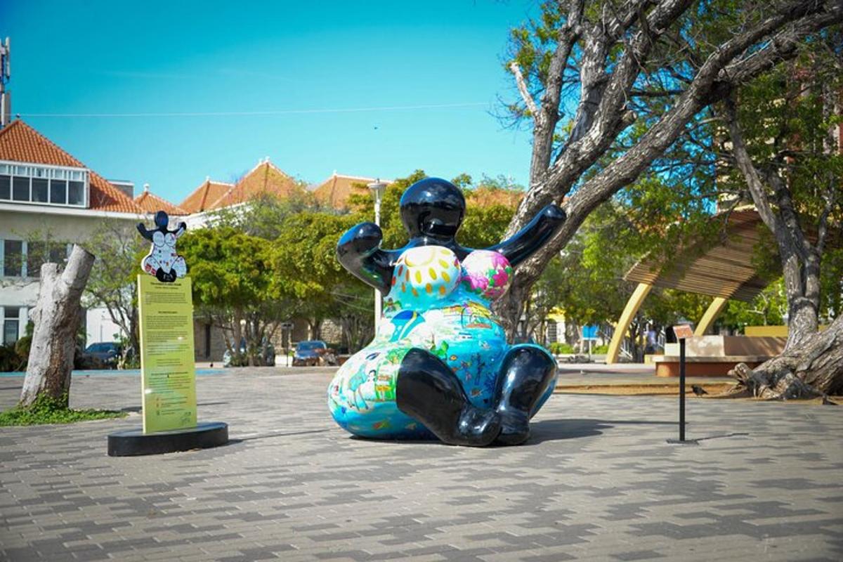 une statue d'une femme assise par terre