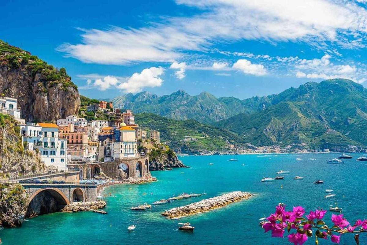 Una vista de la costa de Amalfi con flores.