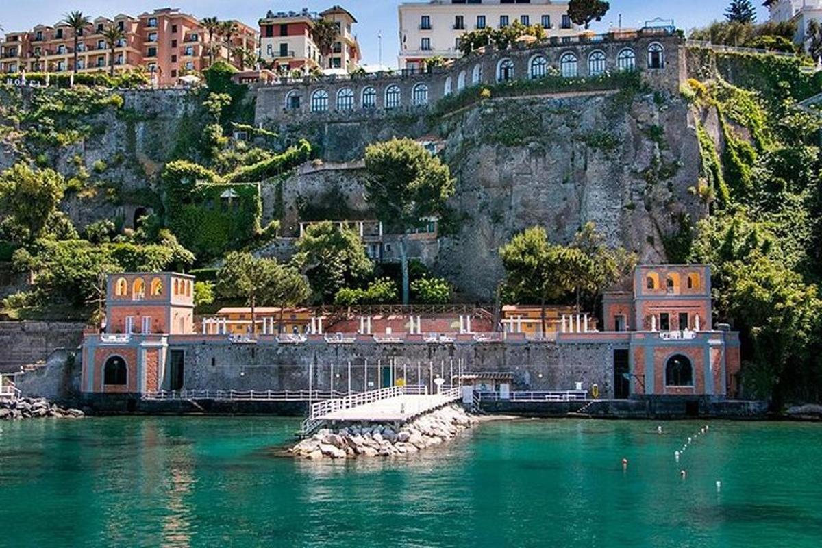 un edificio su una collina accanto a uno specchio d'acqua