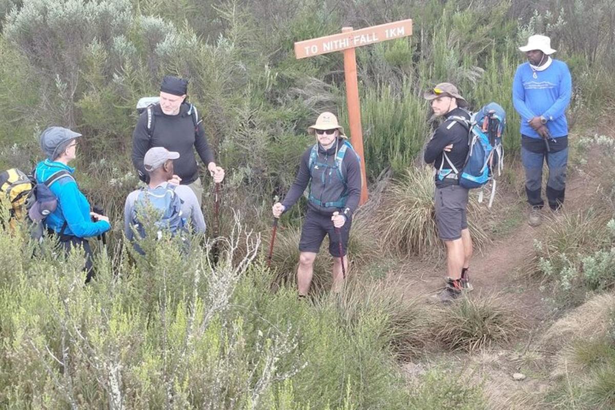 grupp inimesi, kes kõnnivad rajal