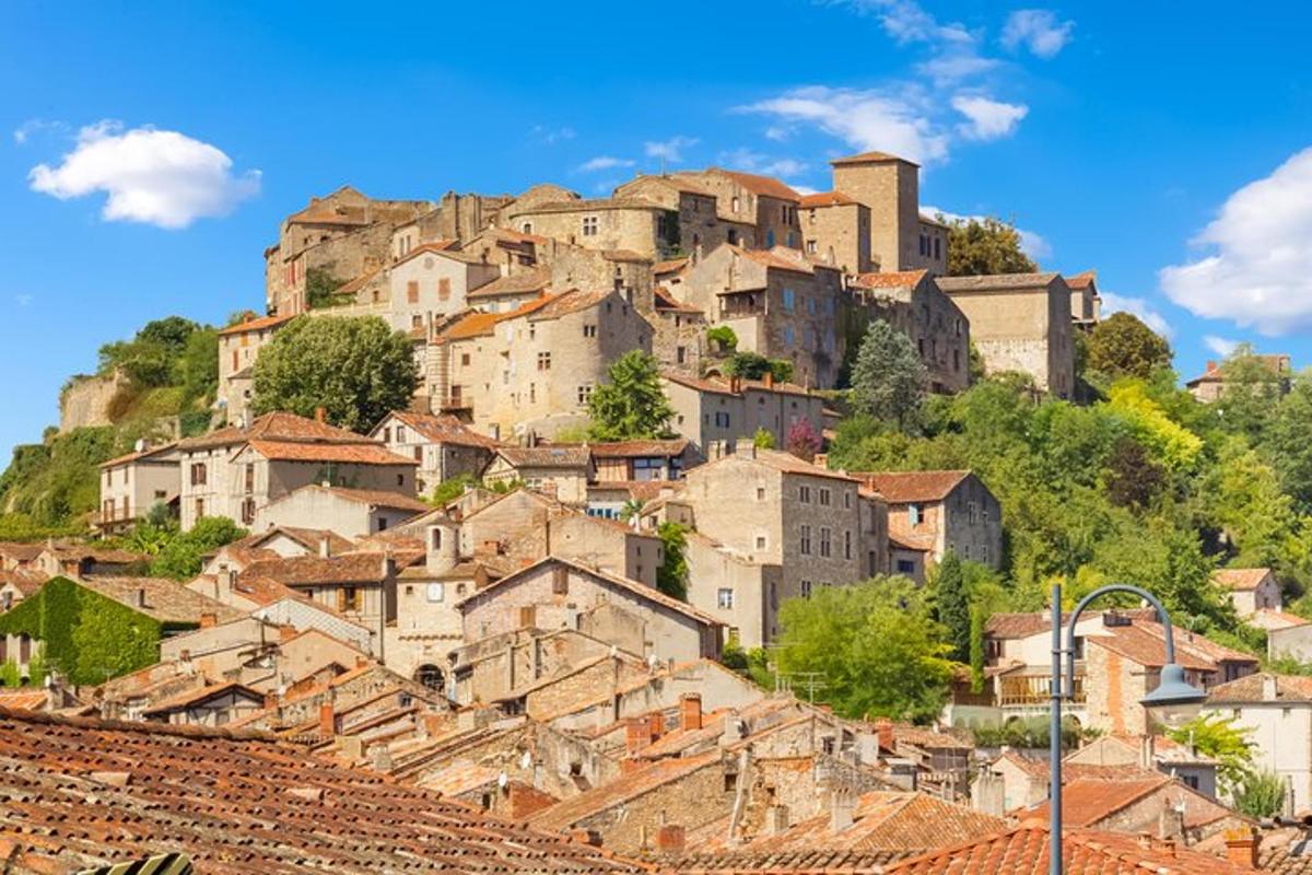 una città in cima a una collina con case