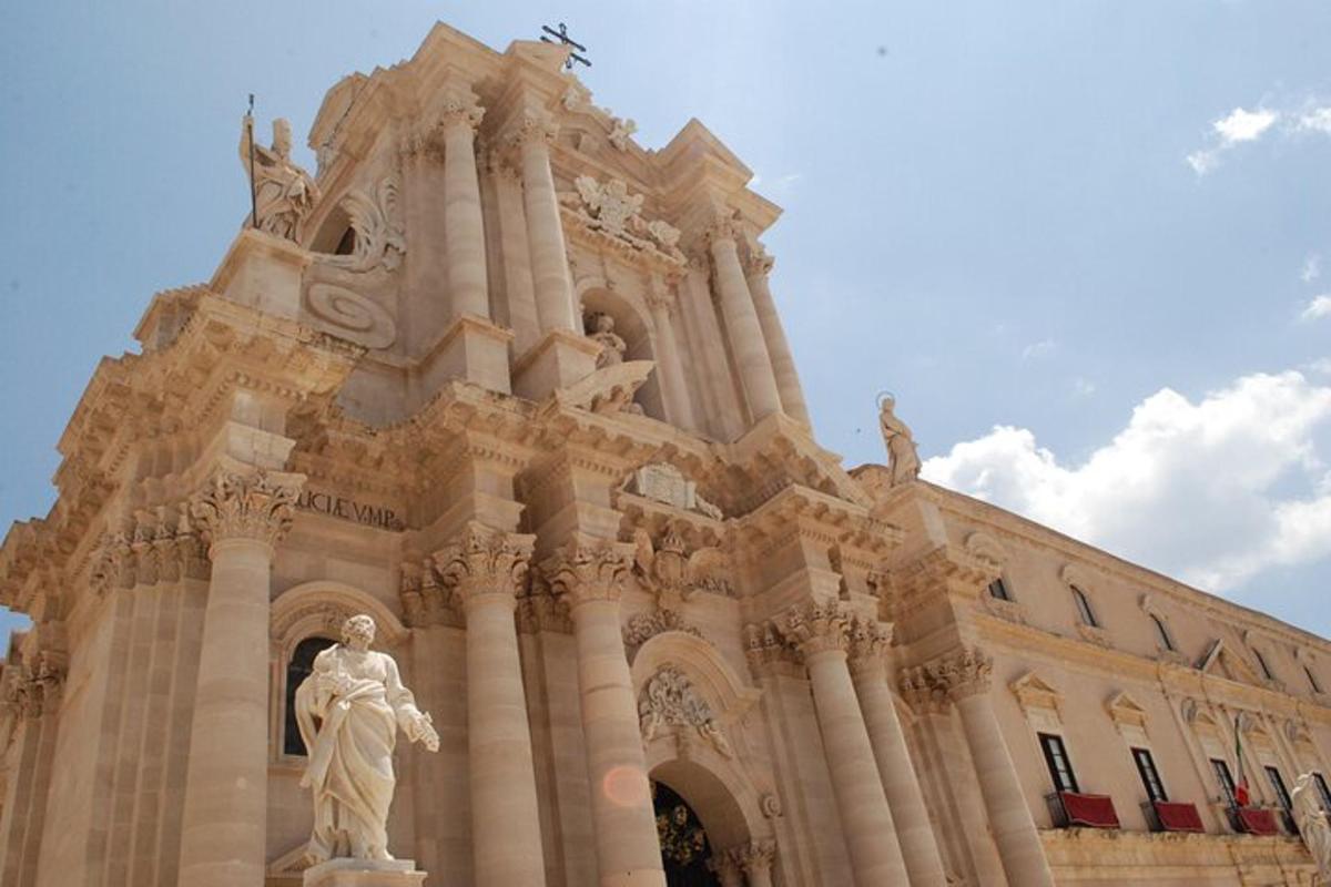 un edificio con una statua di fronte