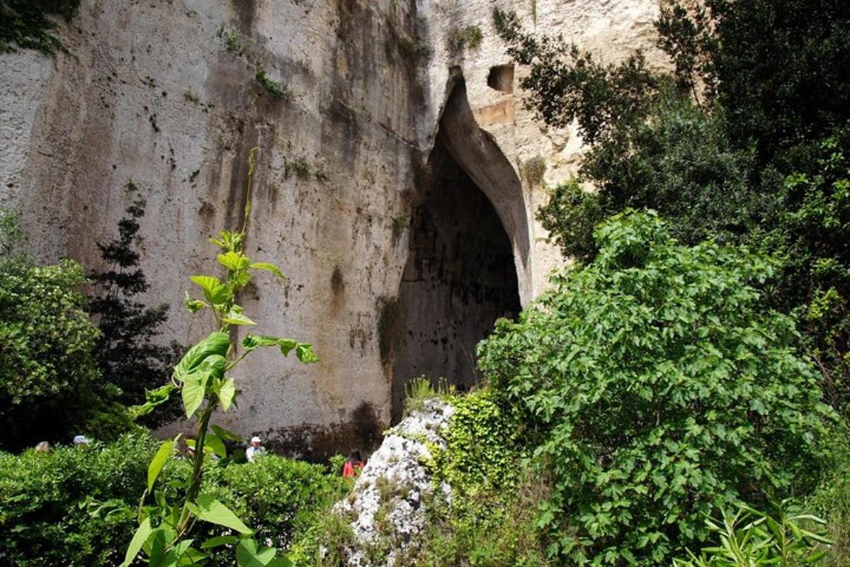 un tunnel nel lato di un muro di pietra