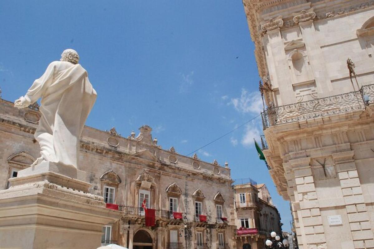 una estàtua d'un home dret davant d'un edifici