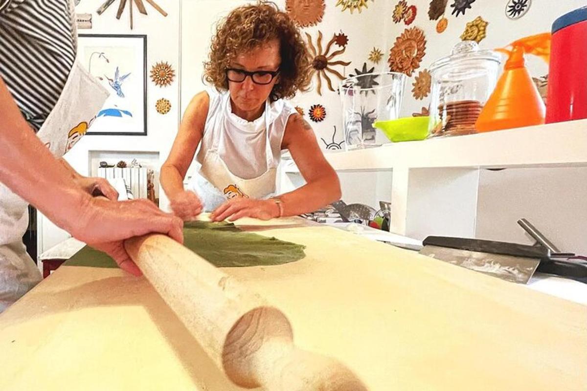 Una mujer en una cocina haciendo una masa