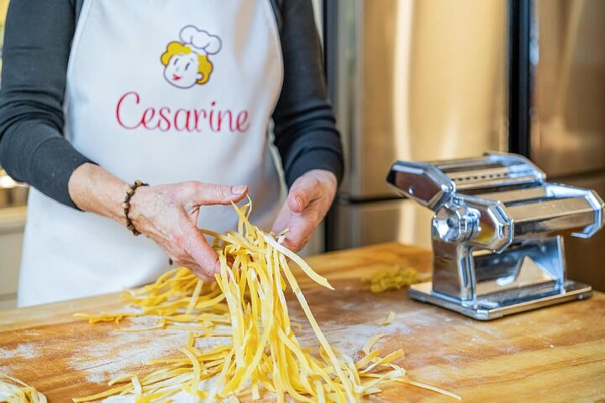 una donna sta preparando gli spaghetti su un tagliere