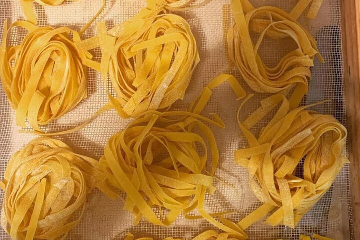 un mucchio di spaghetti su un pezzo di stoffa