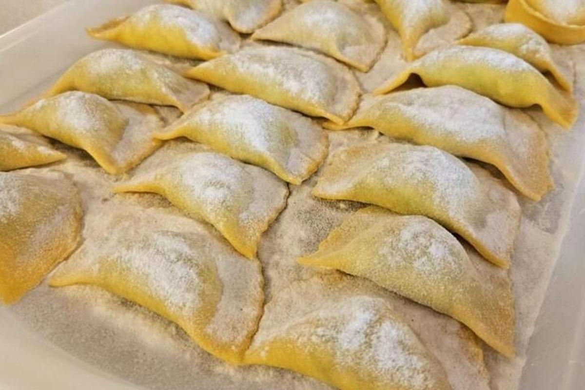 餃子が添えられた料理のクローズアップ
