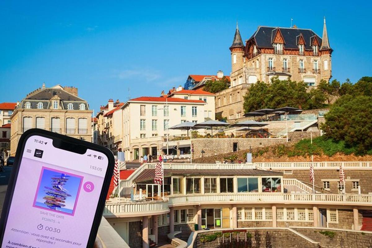 un telefono cellulare davanti a una città con edifici