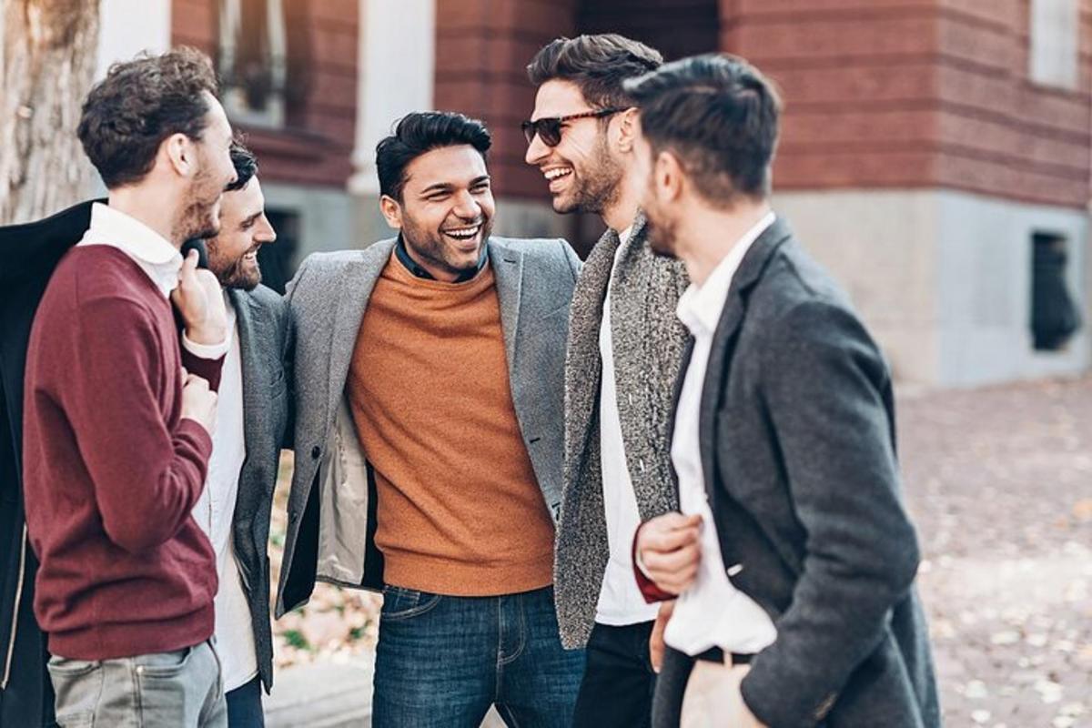 un gruppo di uomini che camminano lungo una strada
