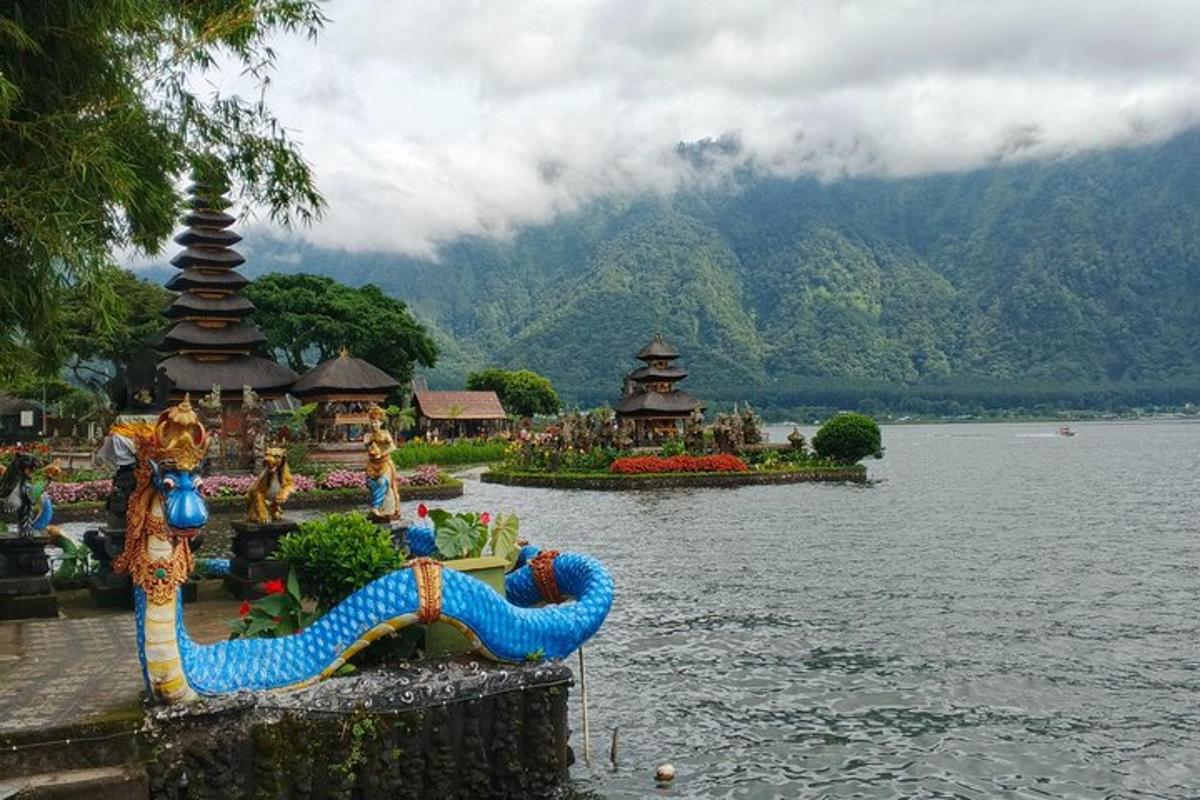 una grande distesa d'acqua con diverse isole nell'acqua