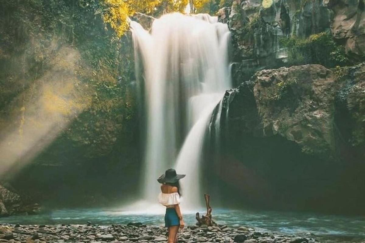 una donna in piedi davanti a una cascata