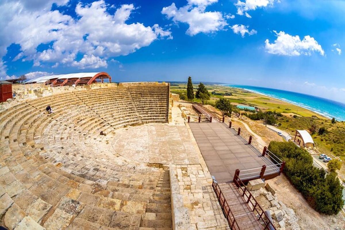 un anfiteatro con vista sulla spiaggia e sull'oceano