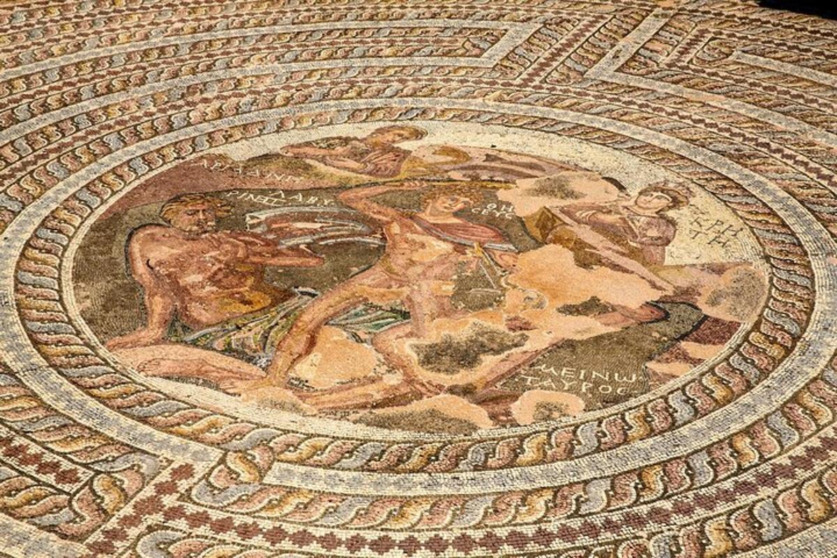 un pavimento a mosaico con la raffigurazione di un uomo e due uomini