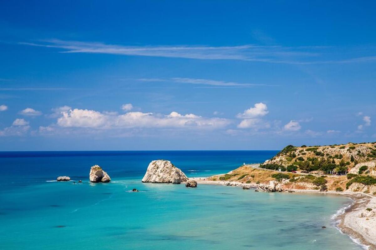 due grandi rocce nell'acqua vicino a una spiaggia