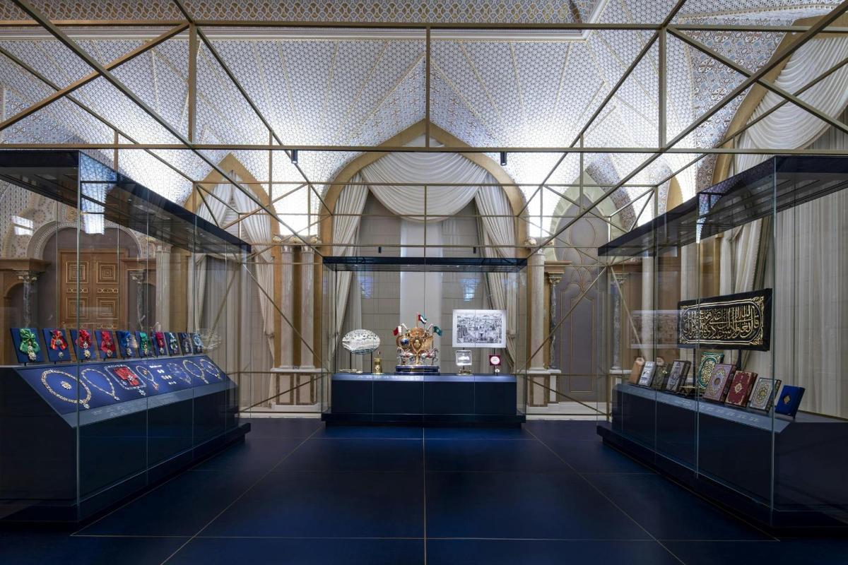Una vitrina en una habitación con muchos artículos en exposición.