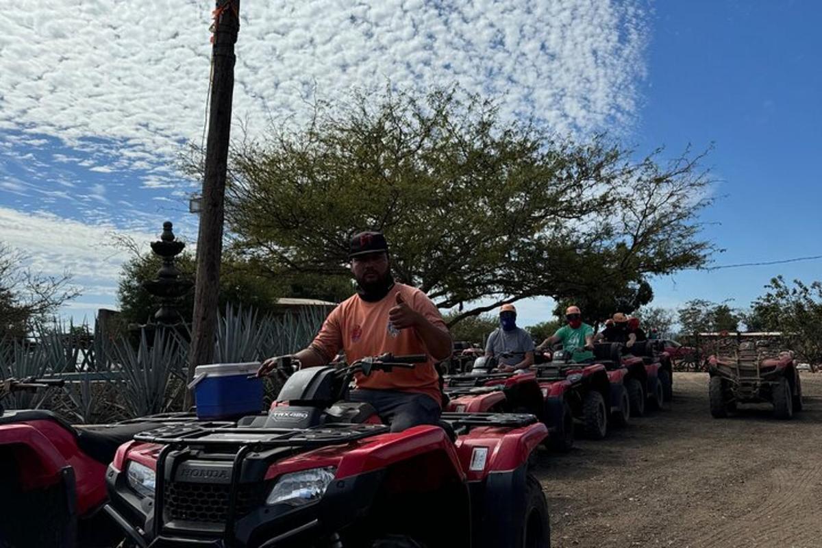 un grup de persones que van en quads