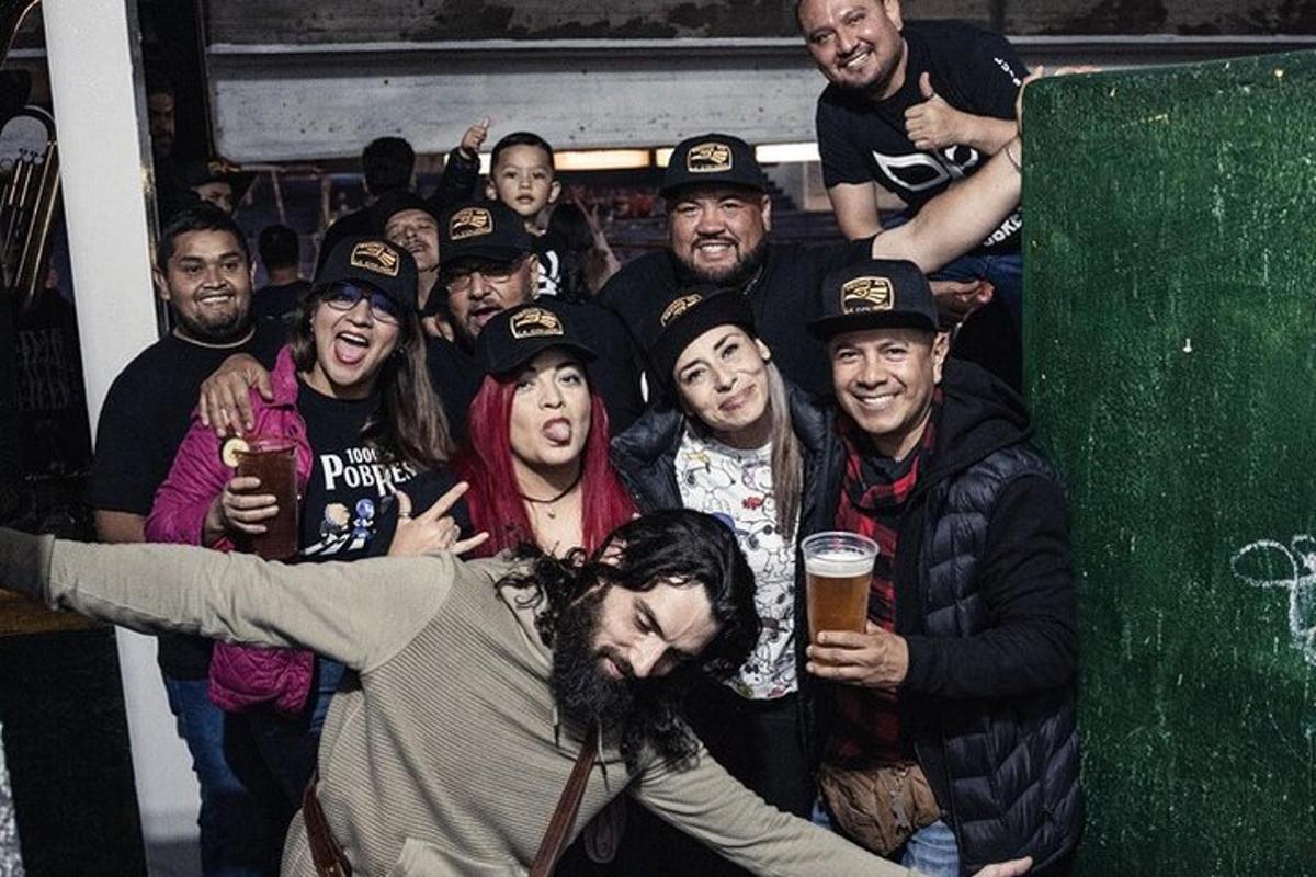 un grup de persones posant per a una foto