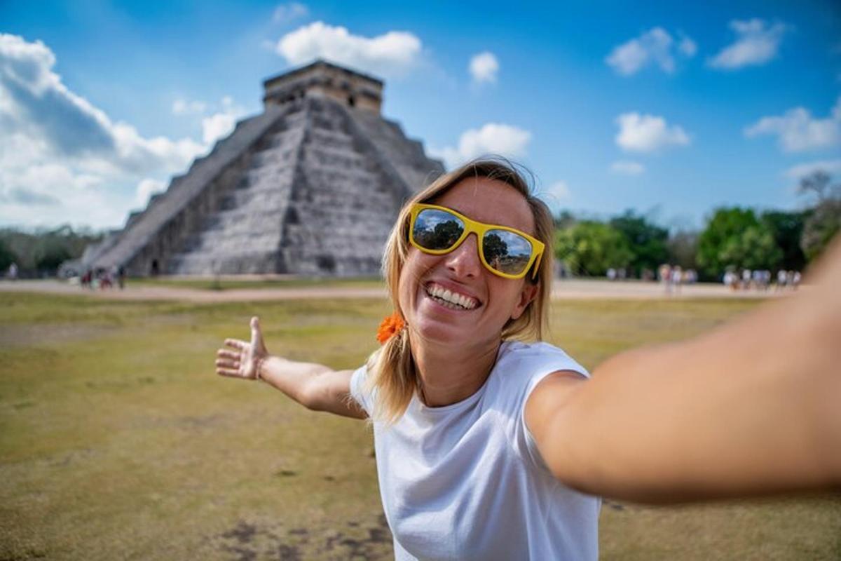 žena sa sunčanim naočalama stoji ispred piramide
