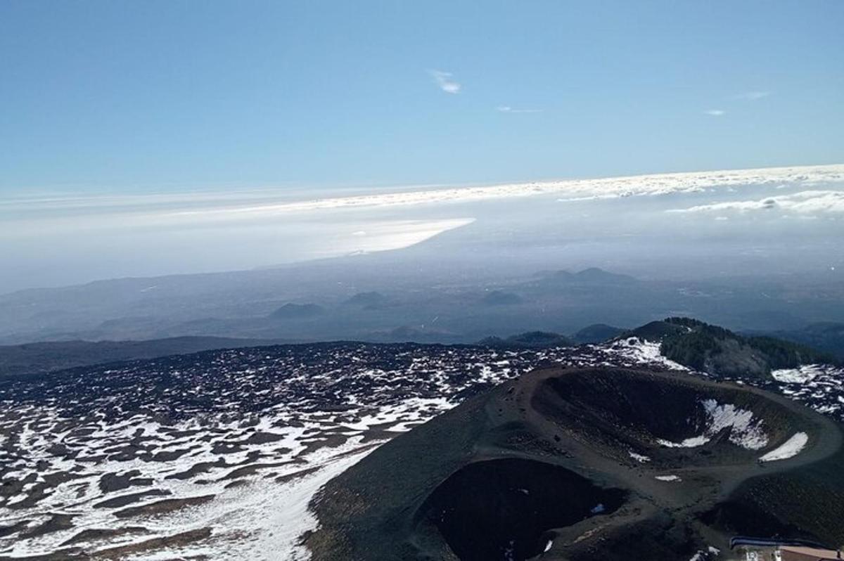 una vista aèria d'una ciutat i una massa d'aigua
