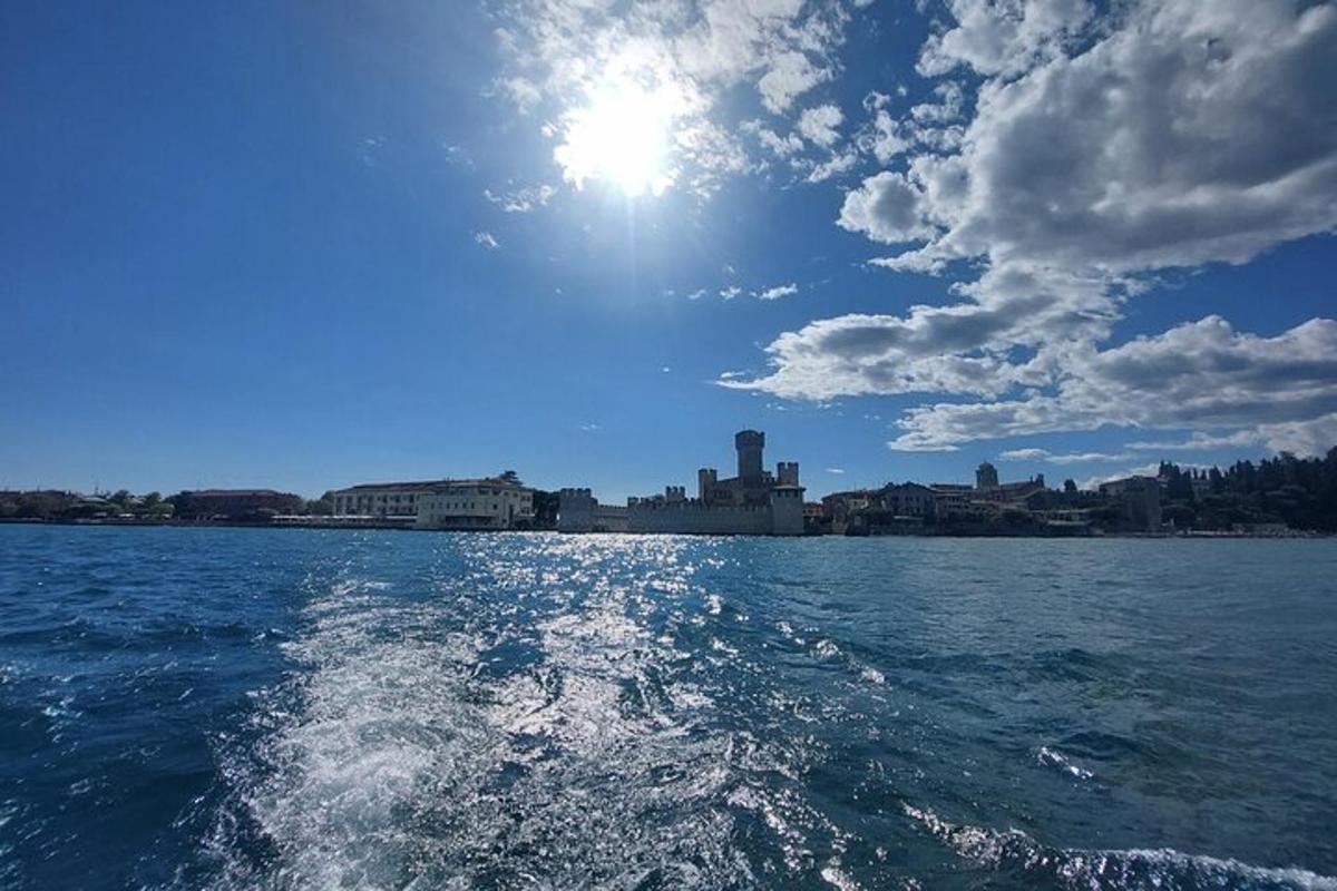 una vista dell'acqua da una barca