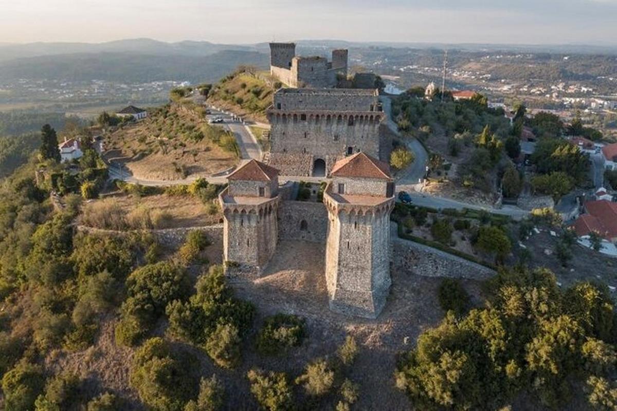 zračni pogled na grad na hribu