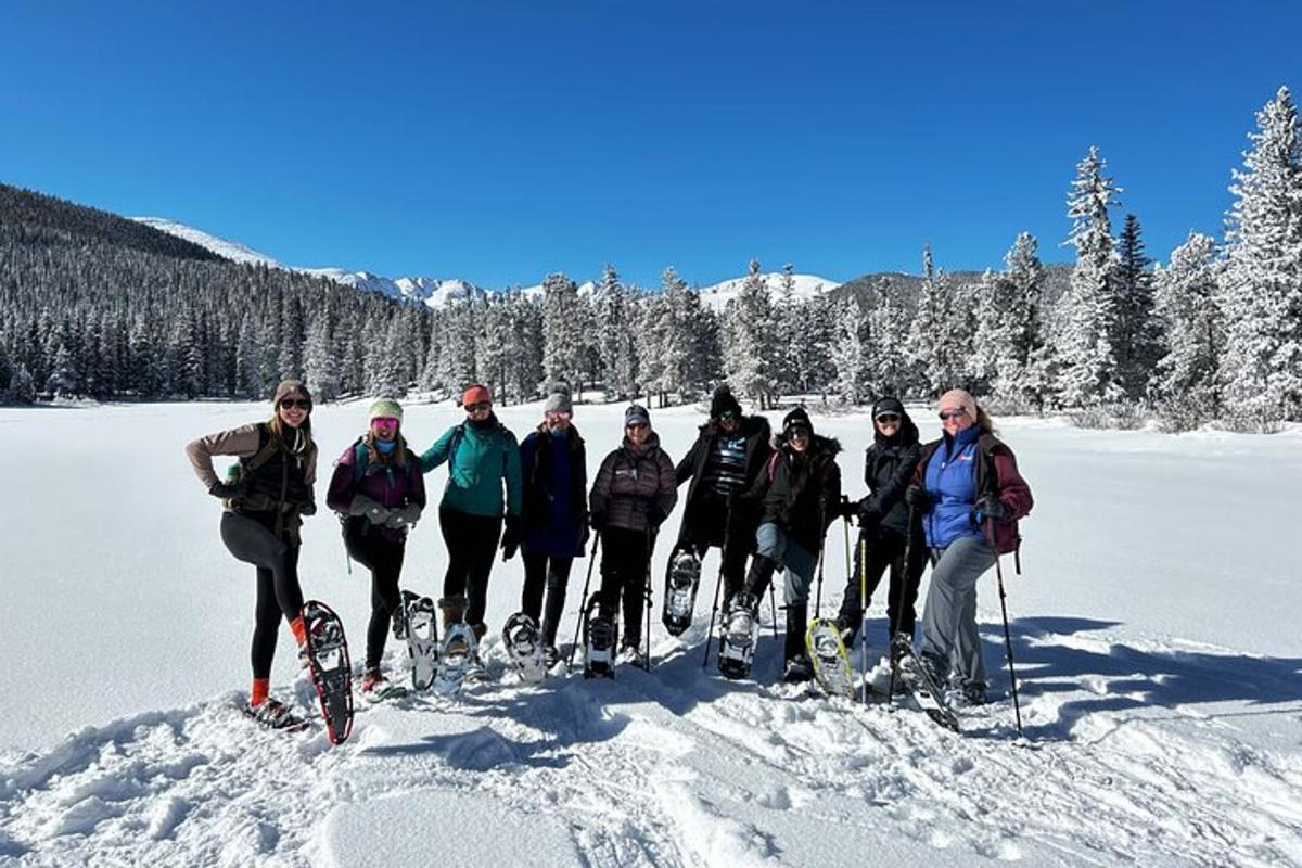grupp inimesi suuskadel lumel