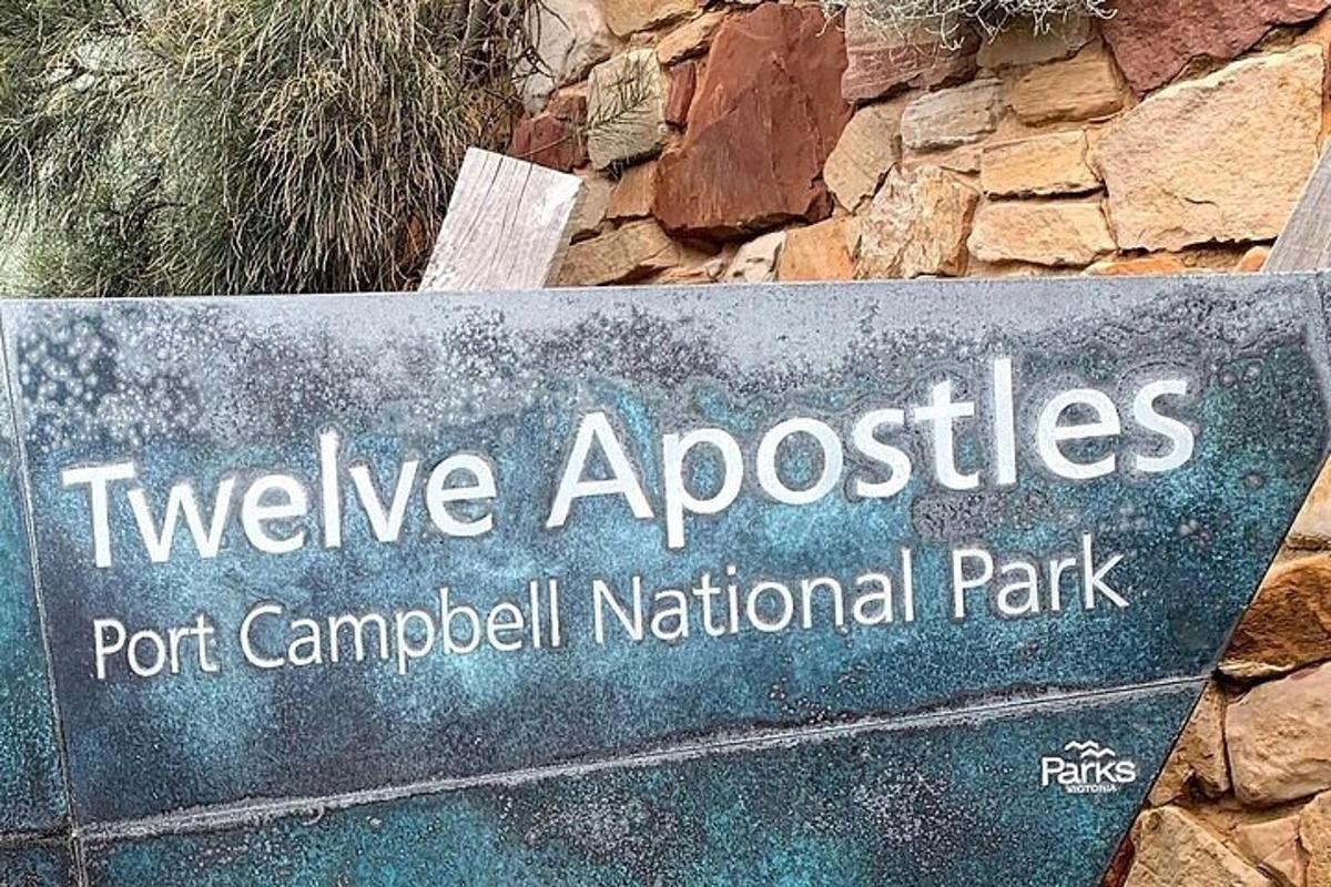 cedule s nápisem „Twelve Apostolsport Campbell National Park“